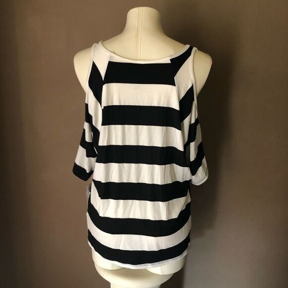 🌵3/$25 Cold Shoulder Blouse - Picture 4 of 4